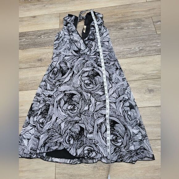Jonathan Martin chic Black/White Floral Print Dress v neckline and back, size 8 - Picture 6 of 12